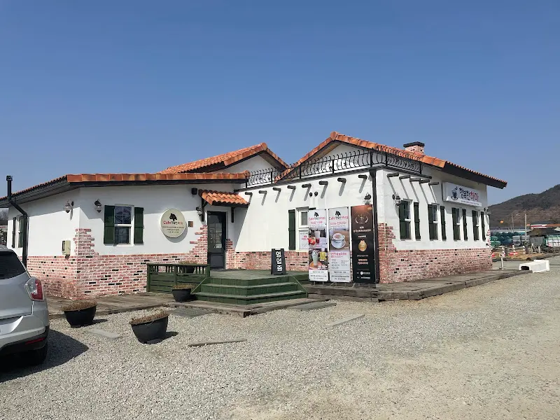 깔끔한 외관의 식당 건물