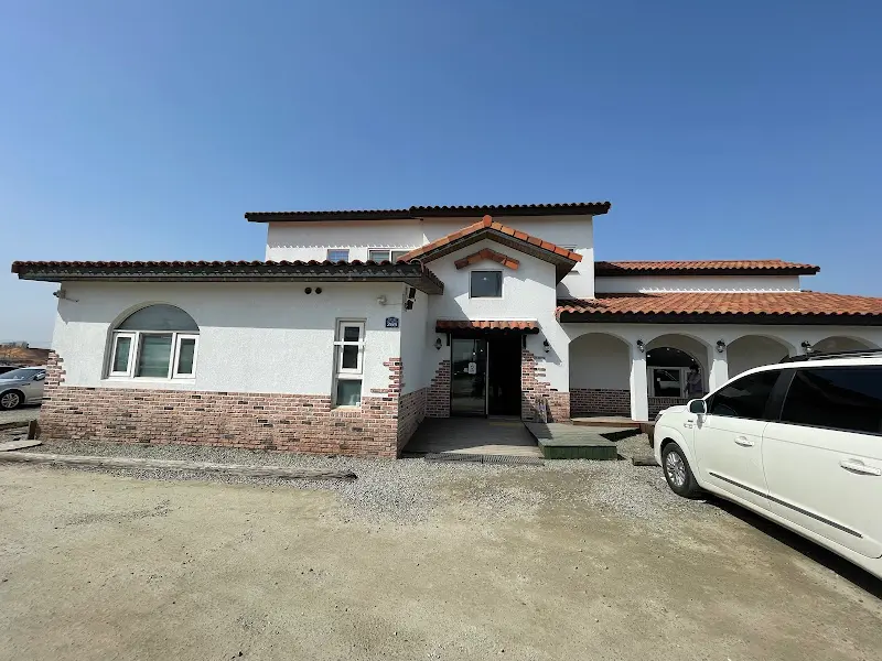 넓은 주차장을 갖춘 식당 외관