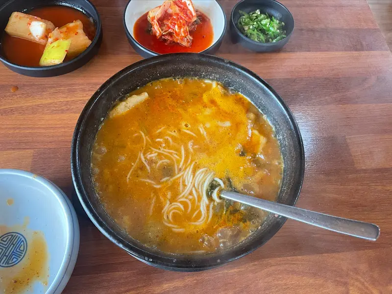 어죽에 소면을 넣어 먹는 모습