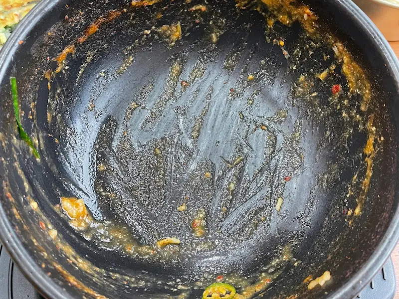 깨끗하게 비워진 뚝배기