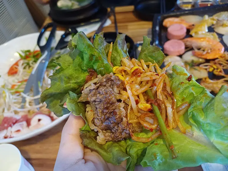 쌈 싸먹는 모습