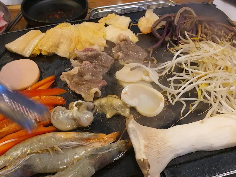 불판 가득 차돌삼합