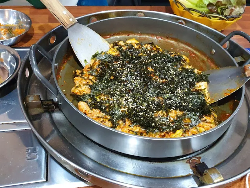 볶음밥 볶는 모습