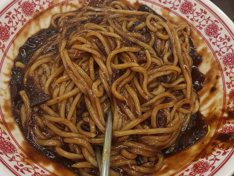 윤기가 흐르는 짜장면