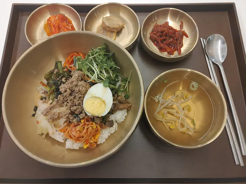 정갈한 반찬과 짜장면