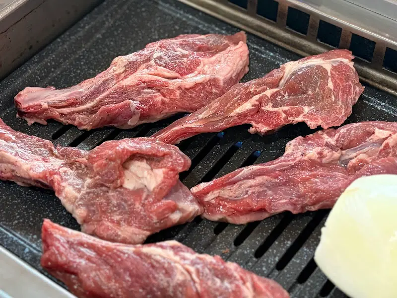 불판 위에서 지글거리는 삼각갈비의 아름다운 자태