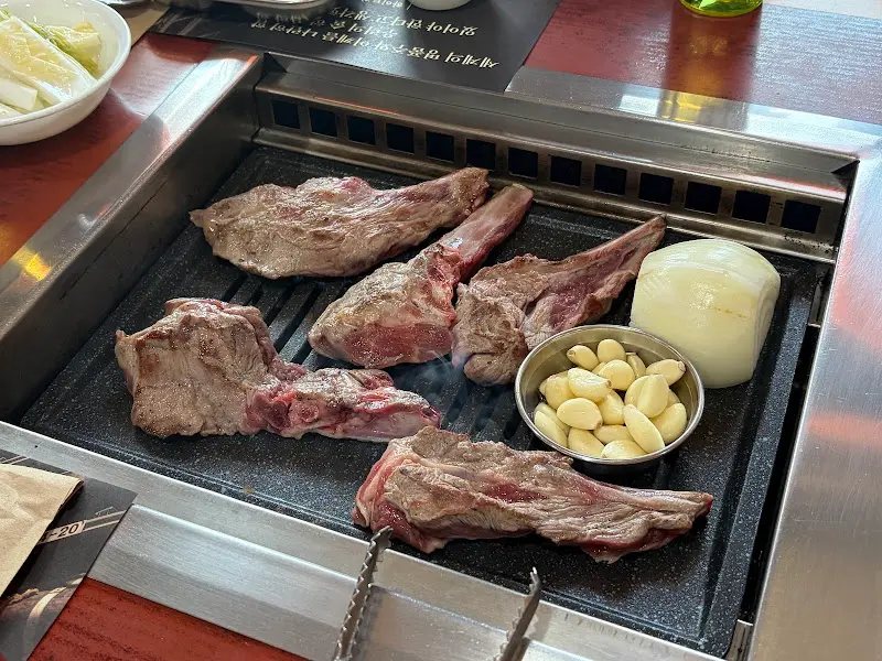 램랜드의 푸짐한 삼각갈비 한 상, 보기만 해도 군침이 돈다.