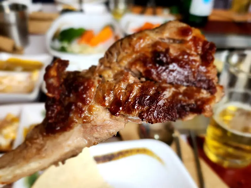 노릇하게 구워진 램랜드 삼각갈비