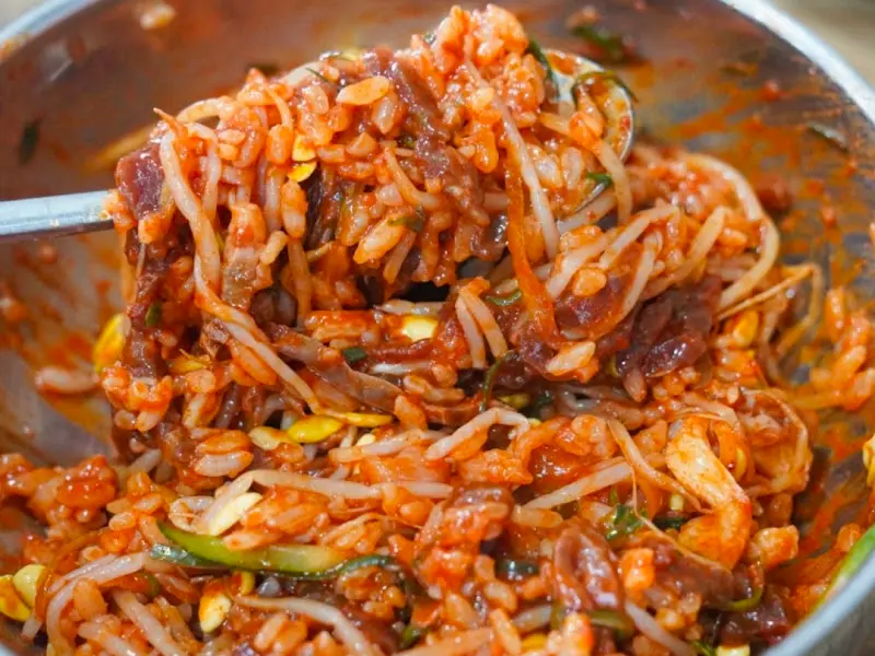 육회비빔밥 한 숟갈 크게 떠서 음미하기