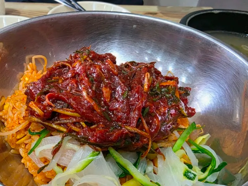 윤기가 흐르는 육회 고명