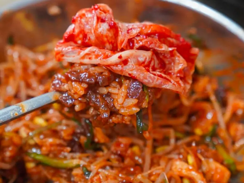 육회비빔밥과 김치의 환상적인 조합
