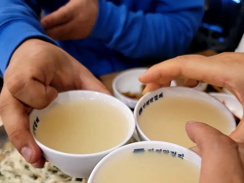 막걸리 잔 기울이는 모습