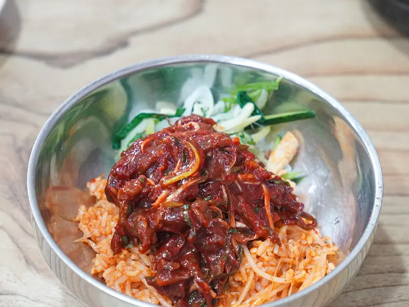 육회비빔밥 근접샷