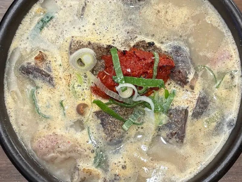 다진 양념과 들깨가루, 부추가 듬뿍 올려진 머리국밥