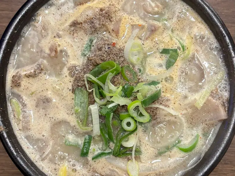 고소한 냄새가 코를 찌르는 머리국밥 클로즈업