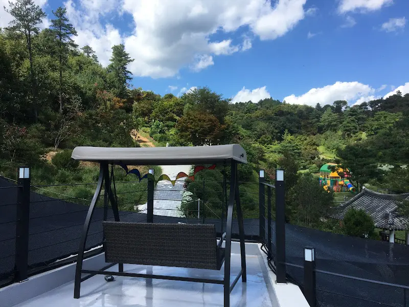 정원의 그네 의자