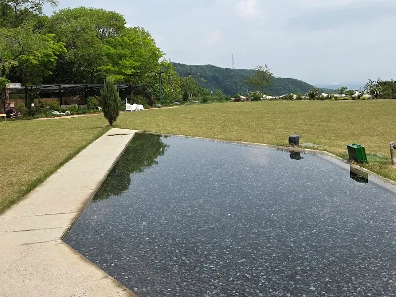 잔잔한 물이 흐르는 이월서가