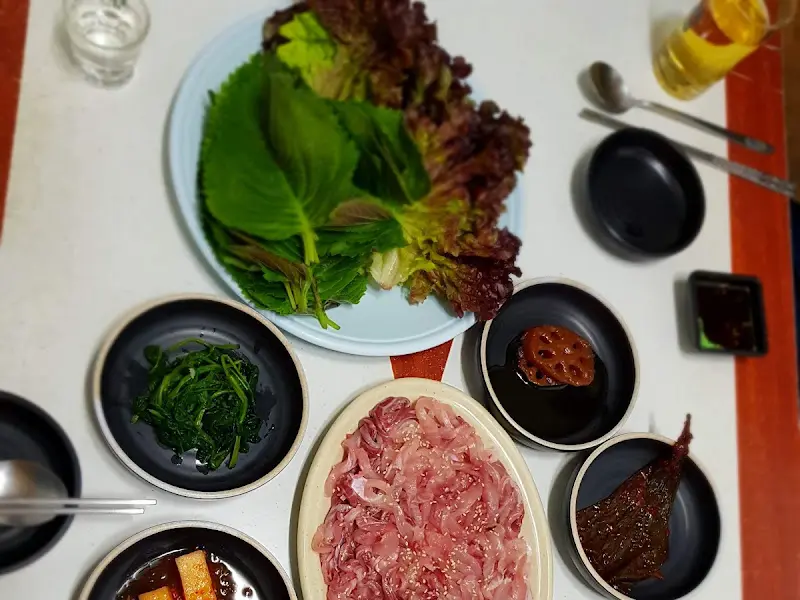 향어회와 다양한 곁들임