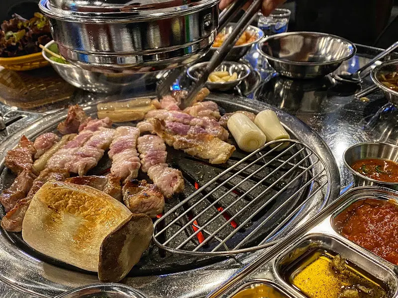 맛있게 구워진 오겹살