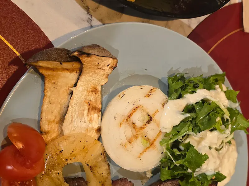 스테이크와 함께 제공되는 신선한 샐러드