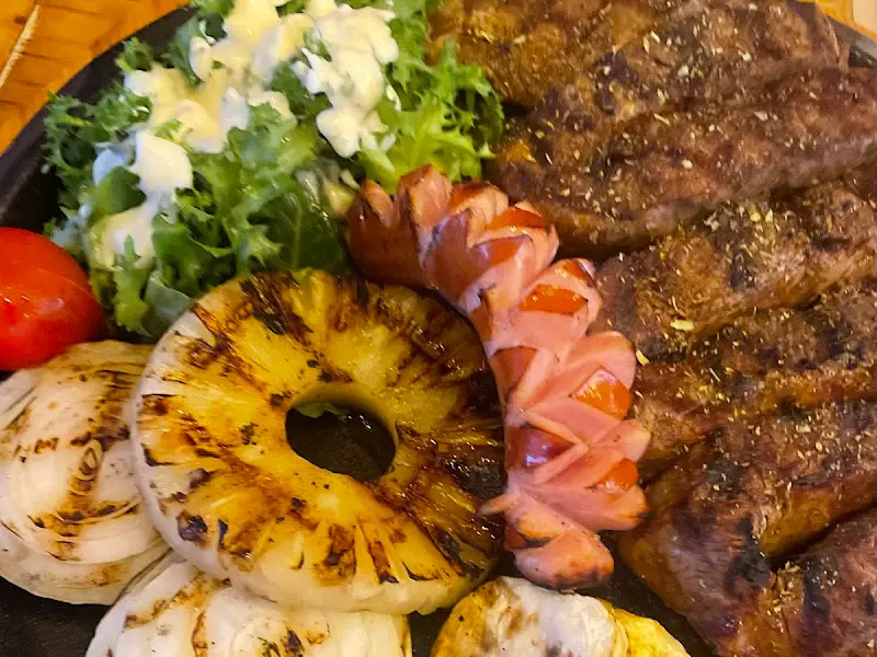 한 상 가득 차려진 스테이크 정식