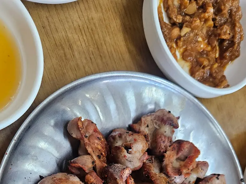 닭목살, 닭발과 곁들여 먹는 쌈 채소