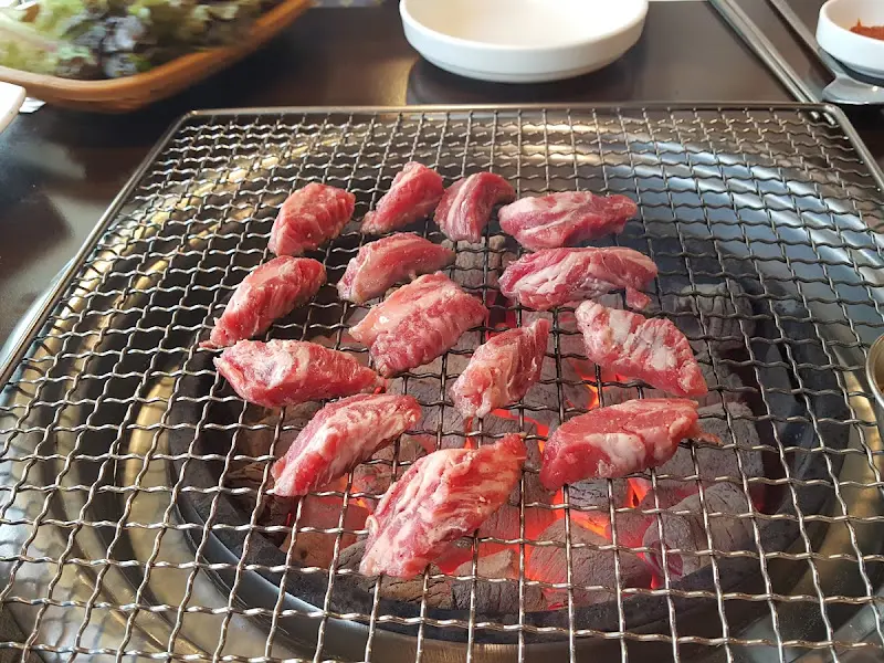 숯불 위에 올려진 돼지갈비