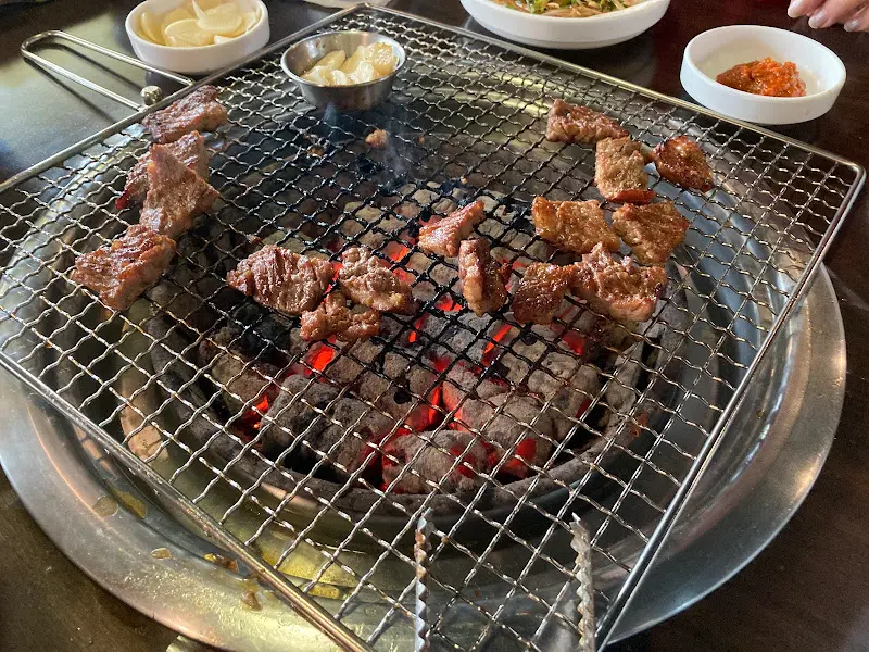 숯불 위에서 구워지는 소갈비살