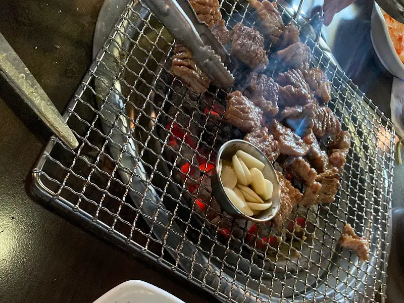 숯불 위에서 구워지는 소갈비살