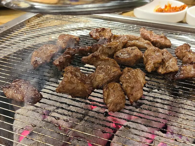 숯불에 구워진 소갈비살