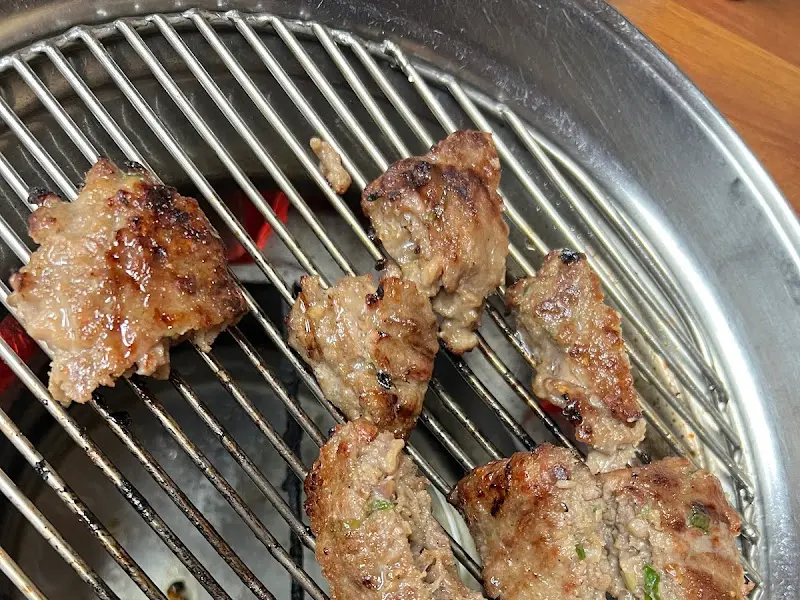 숯불 위에 구워지는 돼지갈비