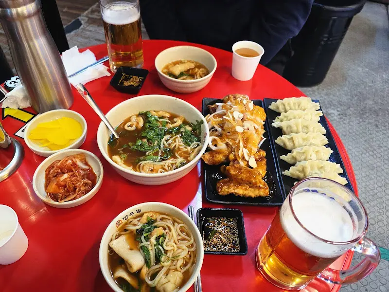 깡우동 테이블 전체샷