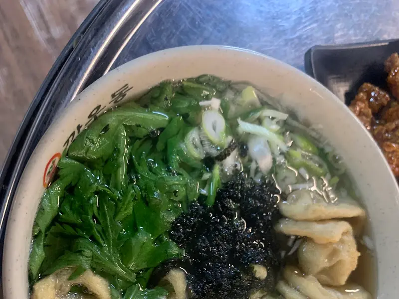 쑥갓이 듬뿍 올라간 깡우동