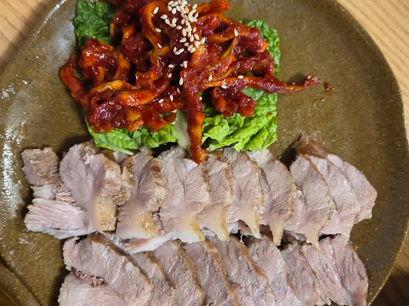 수육과 무말랭이, 겉절이 김치