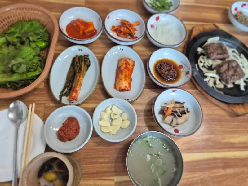 정갈하게 차려진 떡갈비 소반 한 상