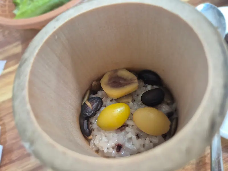 대나무 향이 은은하게 퍼지는 대통밥