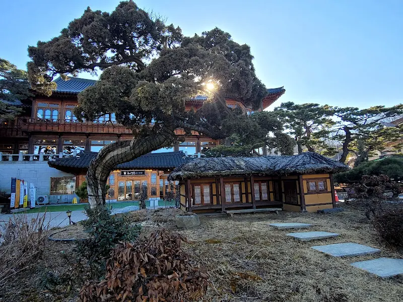 혜경궁 베이커리의 웅장한 외관