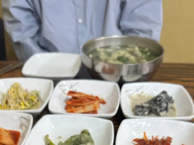 다슬기탕과 밑반찬 한상차림