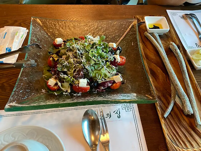 샐러드와 식전빵