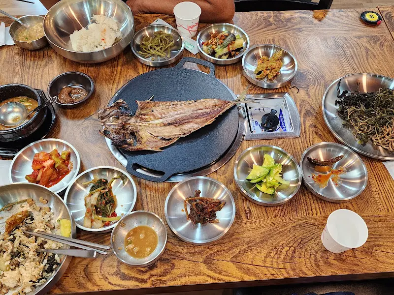 다채로운 반찬과 고등어 구이가 놓인 테이블