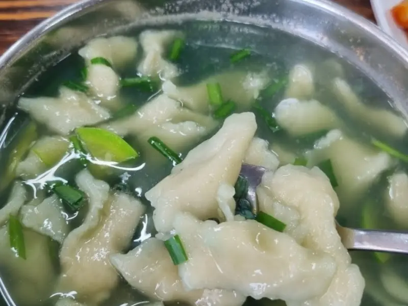 다슬기 수제비 속 다슬기