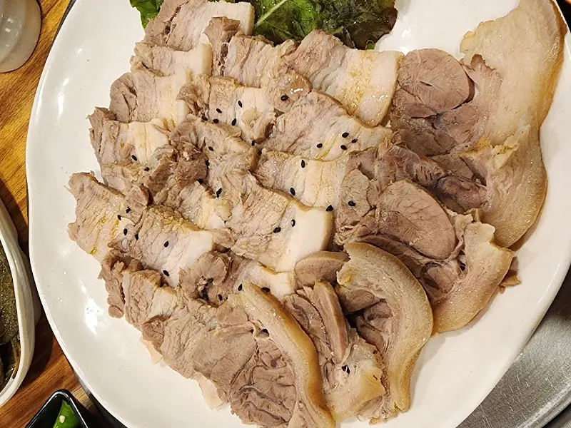 야들야들한 수육 한 점