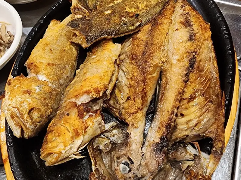 클로즈업된 생선구이