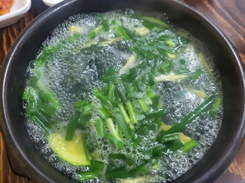 끓고 있는 다슬기탕