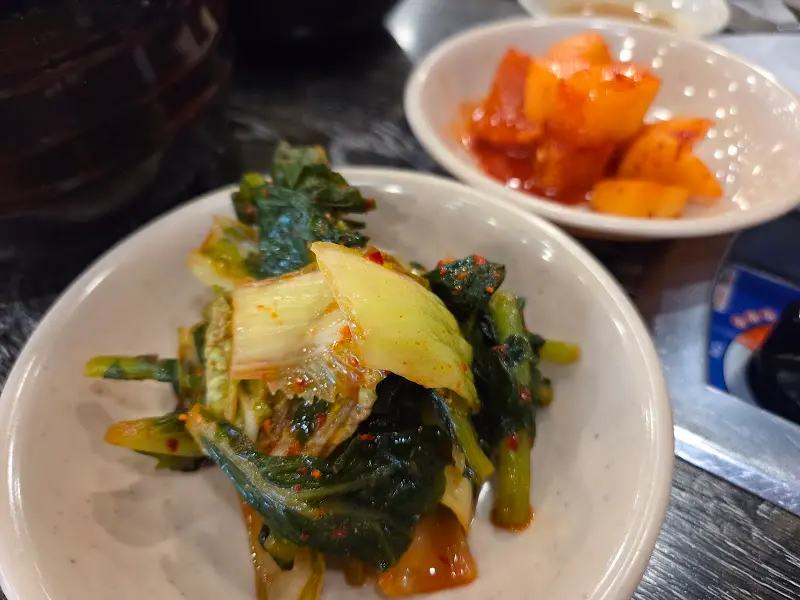 깔끔하게 담겨 나온 깍두기와 열무김치