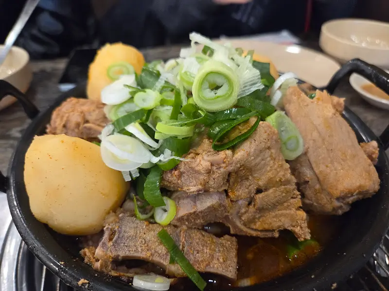 푸짐한 감자탕 비주얼