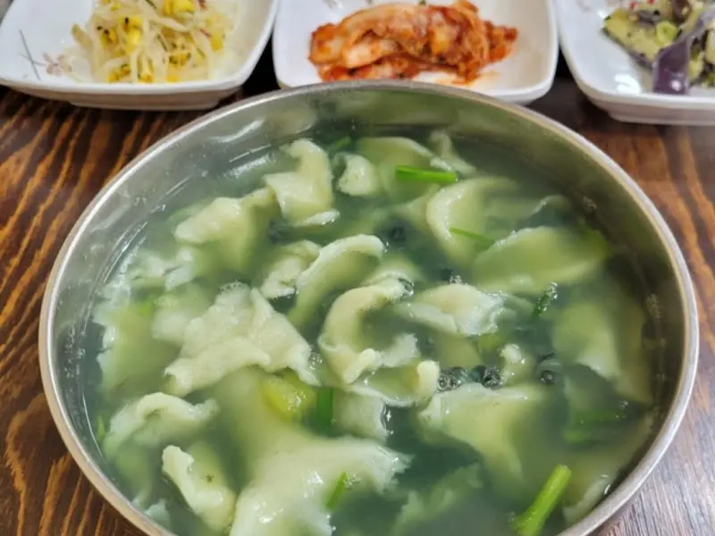 다슬기 수제비와 밑반찬