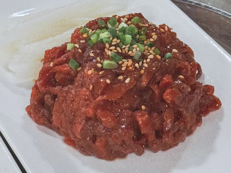 윤기가 흐르는 말고기 육회