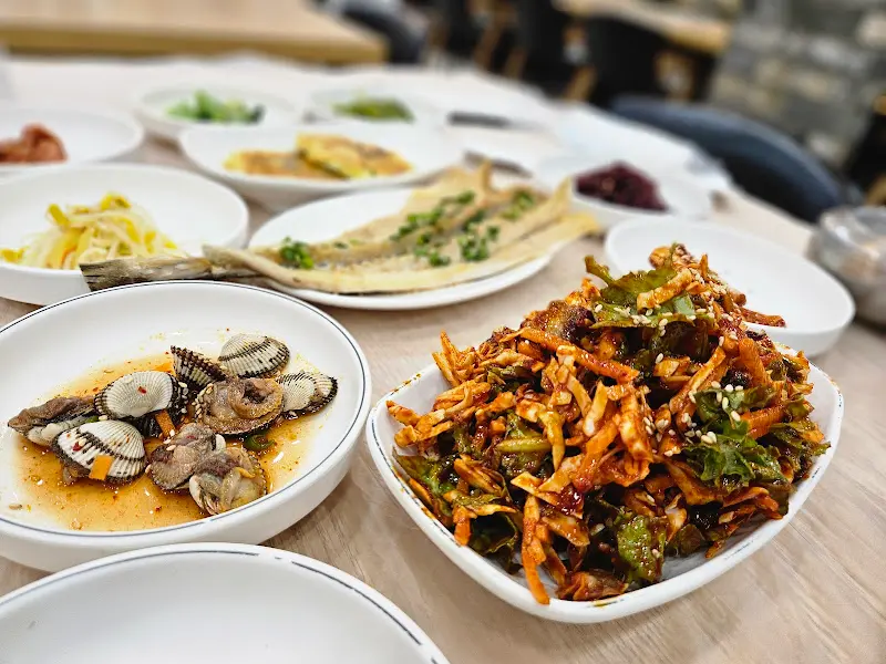 꼬막무침과 다양한 반찬들