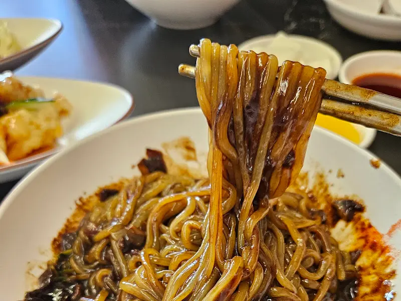 윤기가 흐르는 짜장면